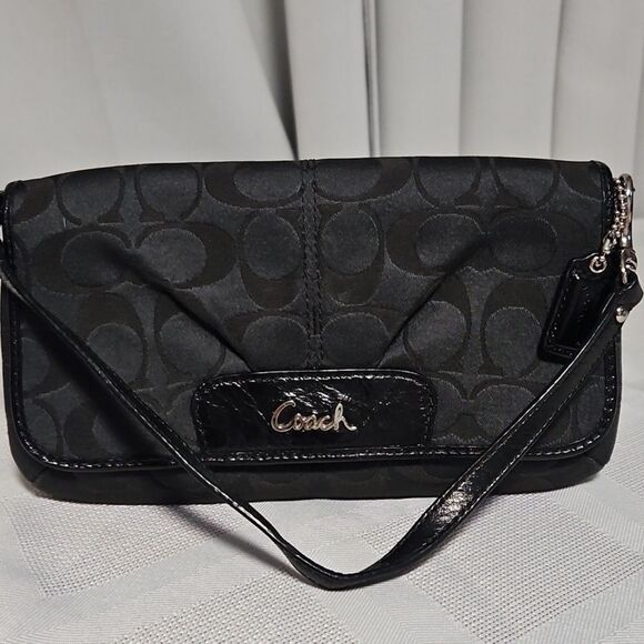 Coach Black Shoulder Bag with Monogram Design - Picture 5 of 12